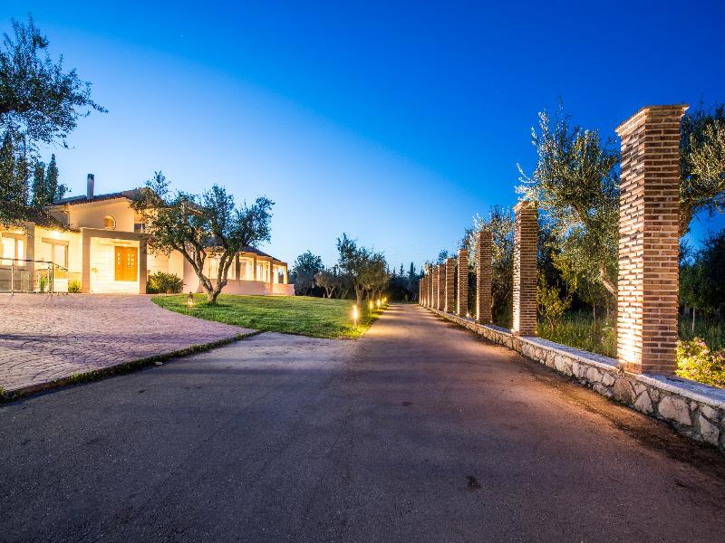 Astarte Villas - Istar Villa With Tennis Court Makhairádhon 外观 照片